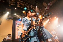 左から藤本有紀美、増井みお。（撮影：稲垣謙一）