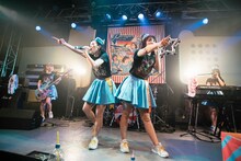 PASSPO☆「PASSPO☆歌って踊って奏でるツアー」duo MUSIC EXCHANGE公演第1部の様子。（撮影：稲垣謙一）