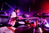 対馬祥太郎（Dr）（撮影：上飯坂一）