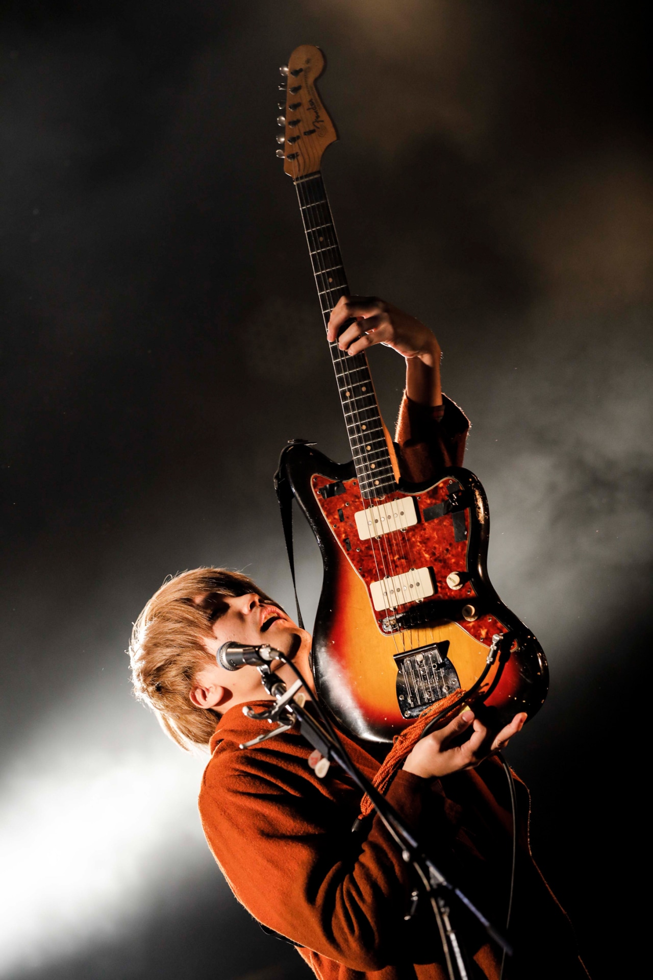 ハヤシコウスケ（G, Vo, Programming / シナリオアート）（Photo by HAJIME KAMIIISAKA）