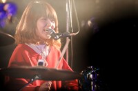 ハットリクミコ（Dr, Vo / シナリオアート）（Photo by HAJIME KAMIIISAKA）