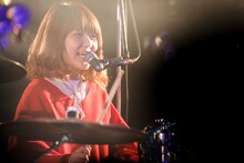 ハットリクミコ（Dr, Vo / シナリオアート）（Photo by HAJIME KAMIIISAKA）