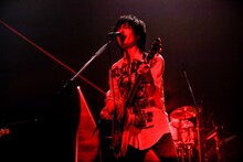 光村龍哉（Vo, G）（撮影：上飯坂一）