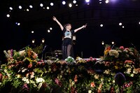 「水樹奈々 出雲大社御奉納公演～月花之宴～」のワンシーン。（撮影：上飯坂一）