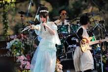 「水樹奈々 出雲大社御奉納公演～月花之宴～」のワンシーン。（撮影：上飯坂一）