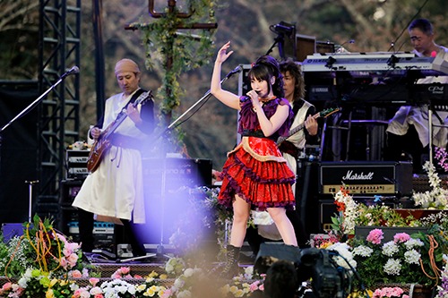 「水樹奈々 出雲大社御奉納公演～月花之宴～」のワンシーン。（撮影：上飯坂一）