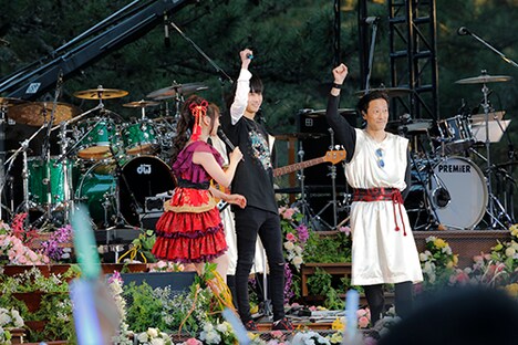 「水樹奈々 出雲大社御奉納公演~月花之宴~」のワンシーン。(撮影:上飯坂一)