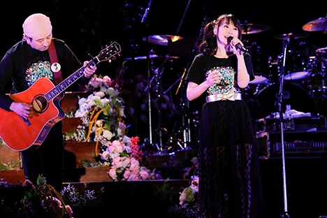 「水樹奈々 出雲大社御奉納公演~月花之宴~」のワンシーン。(撮影:上飯坂一)