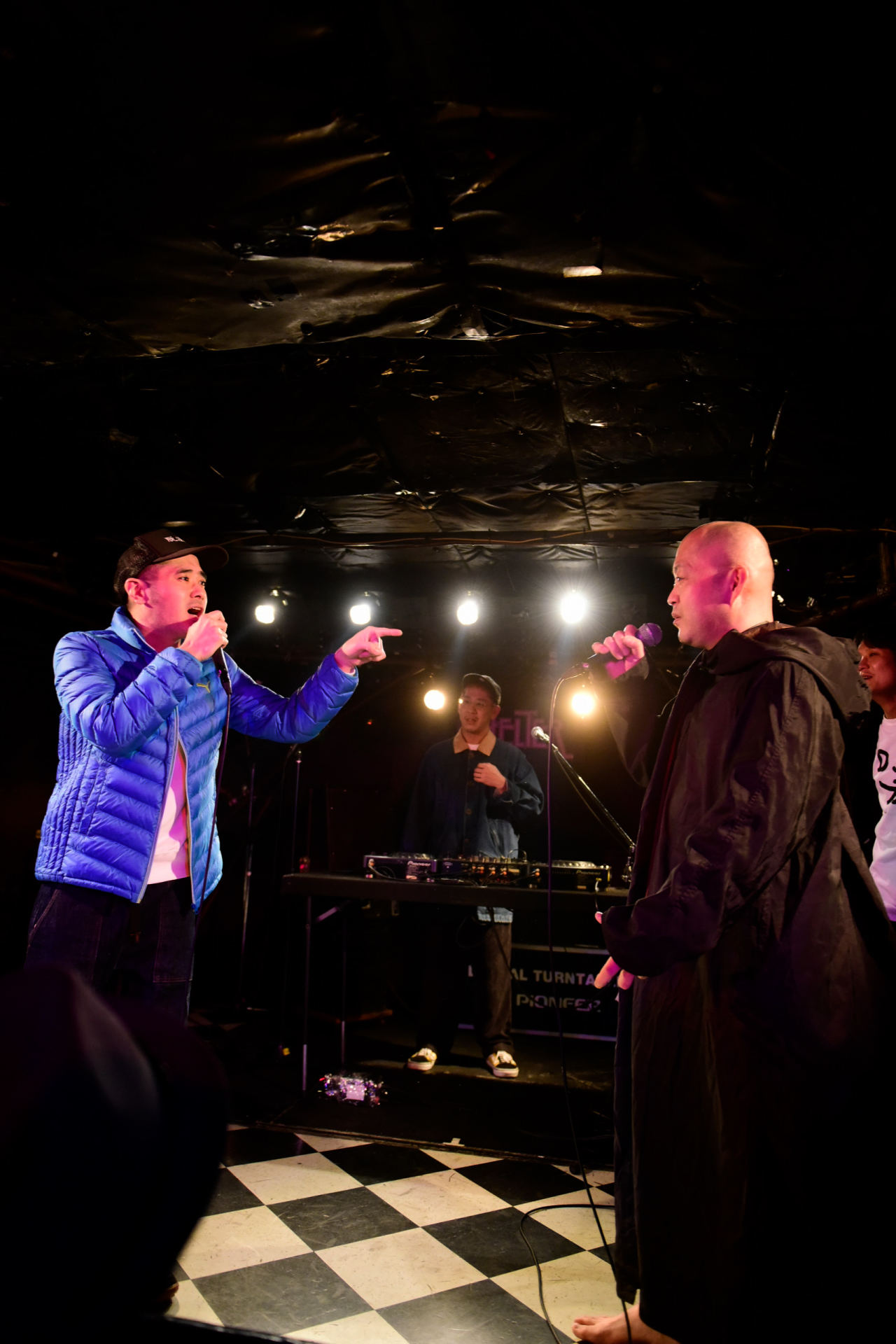 ゴヤ（ex. クリトリック・リス）とスギム（クリトリック・リス）のMCバトルの様子。このあとつかみ合いのケンカに。（撮影：朝岡英輔）