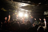 校庭カメラギャル（撮影：朝岡英輔）