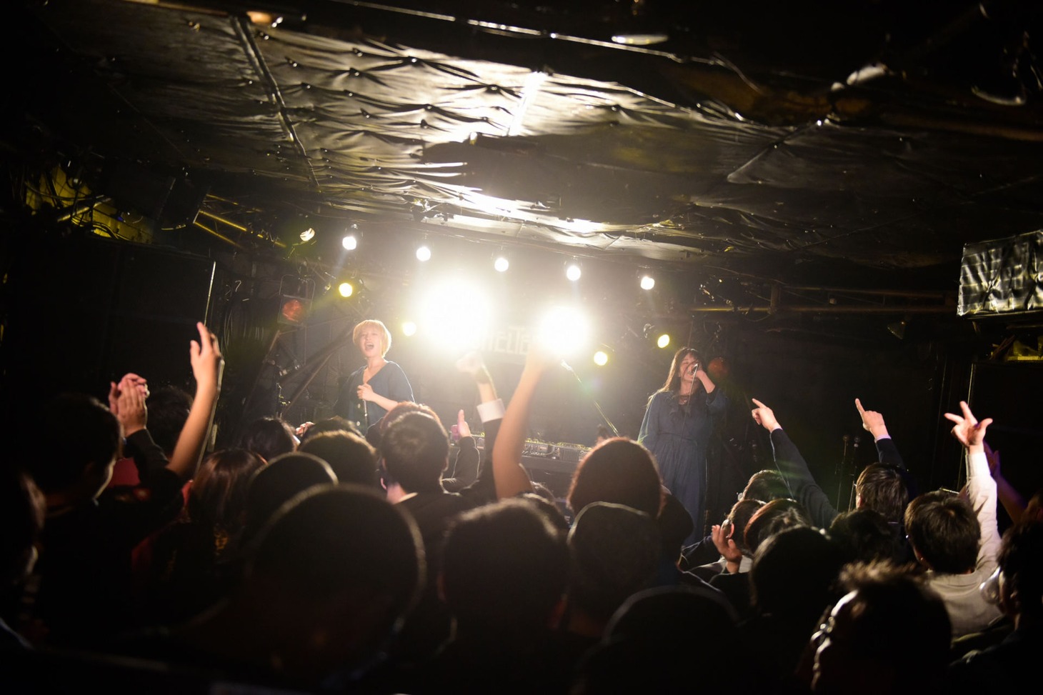 校庭カメラギャル（撮影：朝岡英輔）