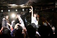 ひらっち（マンガショック）とセルラ伊藤（絶対忘れるな）のMCバトル。（撮影：朝岡英輔）