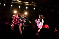 MC MIRI（ライムベリー）とセルラ伊藤（絶対忘れるな）のMCバトル。（撮影：朝岡英輔）