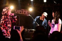 MC MIRI（ライムベリー）とセルラ伊藤（絶対忘れるな）のMCバトル。（撮影：朝岡英輔）