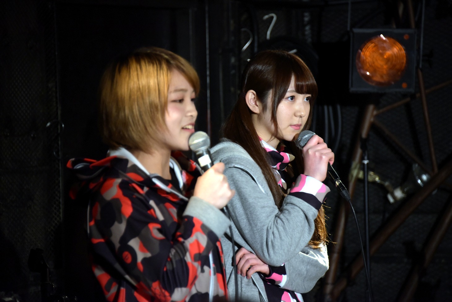 MCバトルをするMC MIRIとMC MISAKI。