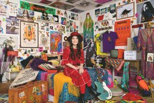 「Superfly Exhibition」を訪れた越智志帆。（撮影：渡邉一生）