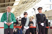 左から富士見市長、有安杏果、ふじみ野駅長。