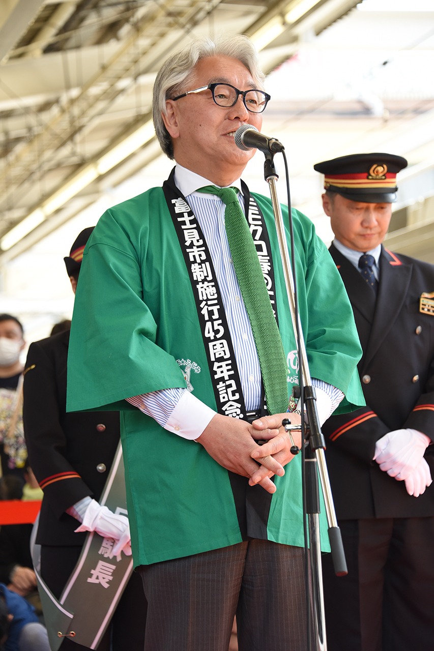 有安のイメージカラーである緑色の法被を来て挨拶をする富士見市長。
