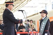 ふじみ野駅長から1日駅長の任命書を授与される有安杏果。