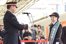 ふじみ野駅長から1日駅長の任命書を授与される有安杏果。