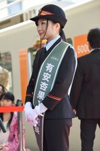 ふじみ野駅長から1日駅長の任命書を授与される有安杏果。