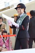 ふじみ野駅の1日駅長の任命書を受け取る有安杏果。