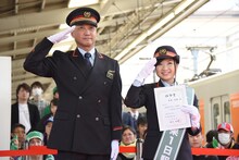 敬礼をするふじみ野駅長（左）と有安杏果（右）。