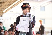 1日駅長に就任した感想を語る有安杏果。
