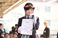 1日駅長に就任した感想を語る有安杏果。