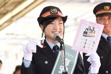 ももいろクローバーZと東武鉄道のコラボレーショングッズであるキーホルダーと記念乗車券を掲げる有安杏果。