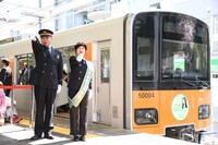 「ももクロ号」の出発式を行うふじみ野駅長（左）と有安杏果（右）。