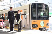 「ももクロ号」の出発式を行うふじみ野駅長（左）と有安杏果（右）。