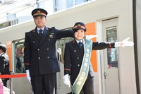「ももクロ号」の出発式を行うふじみ野駅長（左）と有安杏果（右）。