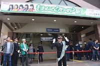「ももいろクローバーZ駅」と掲示されたふじみ野駅東口の看板を指差す有安杏果。