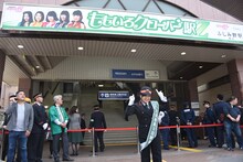 「ももいろクローバーZ駅」と掲示されたふじみ野駅東口の看板を指差す有安杏果。