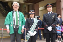 左から富士見市長、有安杏果、ふじみ野駅長。