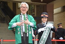 左から富士見市長、有安杏果。