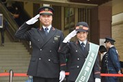 敬礼するふじみ野駅長（左）と有安杏果（右）。