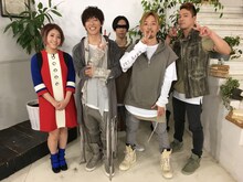 左からIMALU、SPYAIR。 (c)テレビ朝日
