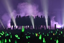 「欅坂46 デビュー1周年記念ライブ」の様子。