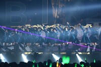 「サイレントマジョリティー」を歌う欅坂46。