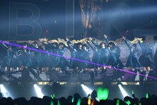 「サイレントマジョリティー」を歌う欅坂46。