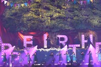 ステージセットには「HAPPY BIRTHDAY」の文字が。