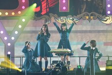ケーキで大はしゃぎする欅坂46。左から渡邉理佐、守屋茜、菅井友香、志田愛佳。