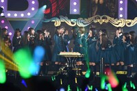 守屋茜にケーキを食べさせる菅井友香。