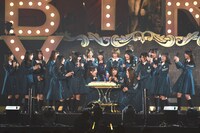 ケーキで大はしゃぎする欅坂46。