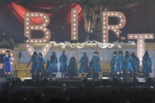長濱ねる（左端）が話している最中に到着したバスに乗り込む欅坂46メンバー。