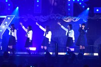 「乗り遅れたバス」を歌う長濱ねる（右端）。