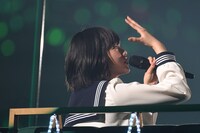 セーラー服で歌う平手友梨奈。