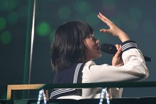 セーラー服で歌う平手友梨奈。